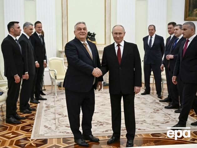 Орбан зустрівся з Путіним у Москві й мало не зіткнувся з ним задом. Відео