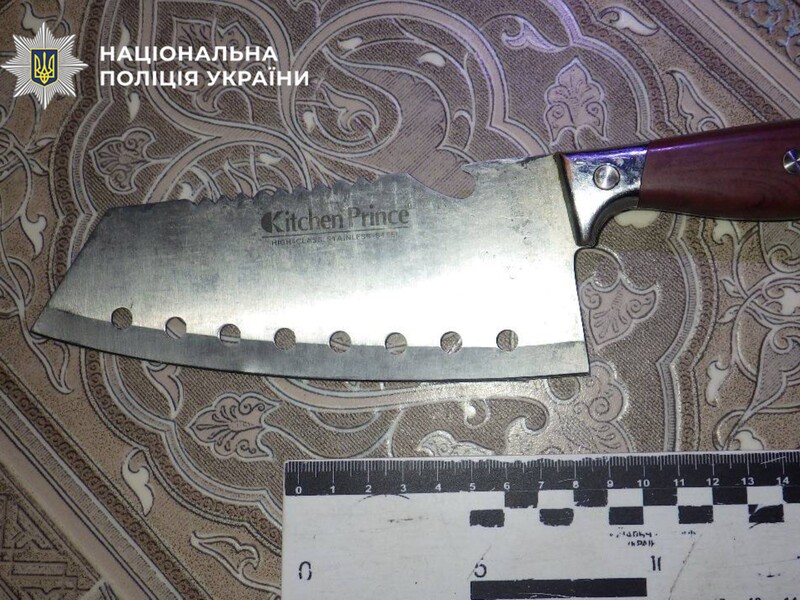 В Киеве мужчина напал с ножом на прохожего, который заступился за его ребенка – полиция