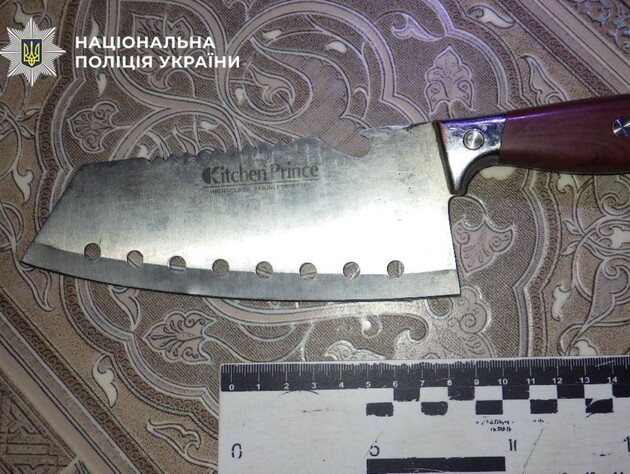 В Киеве мужчина напал с ножом на прохожего, который заступился за его ребенка – полиция
