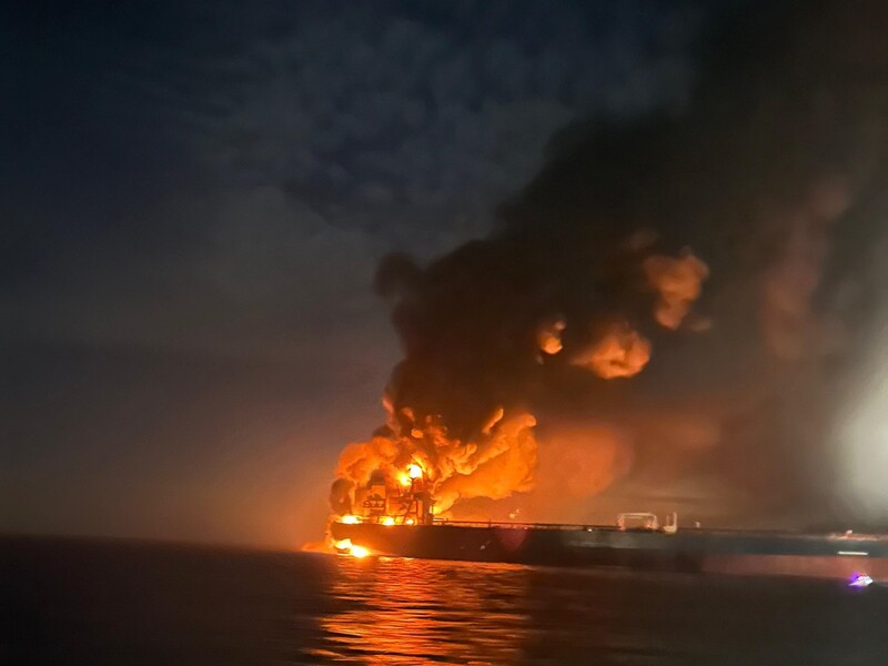 Біля берегів Туреччини горіло два танкери "тіньового флоту" РФ. На одному з них просили про допомогу після атаки дронів