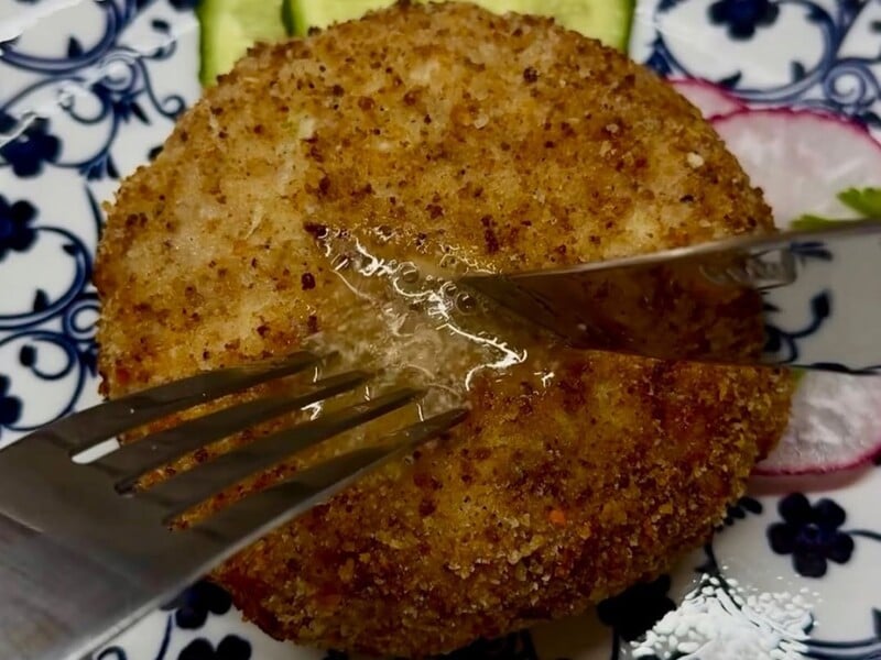 Приготовьте эти нежные и аппетитные котлеты из куриного фарша. Секрет невероятной сочности – в начинке