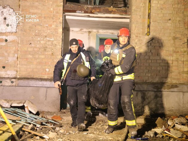 РФ с ночи обстреливает Киев. Есть жертва, часть города без света. Фото, видео