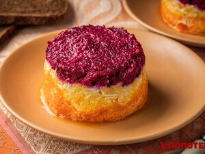 Дуже смачний і яскравий салат із буряка. Точно сподобається всім