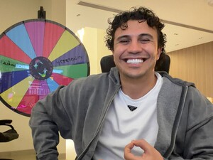 Відомого блогера, який виїхав із Росії, побили у прямому ефірі