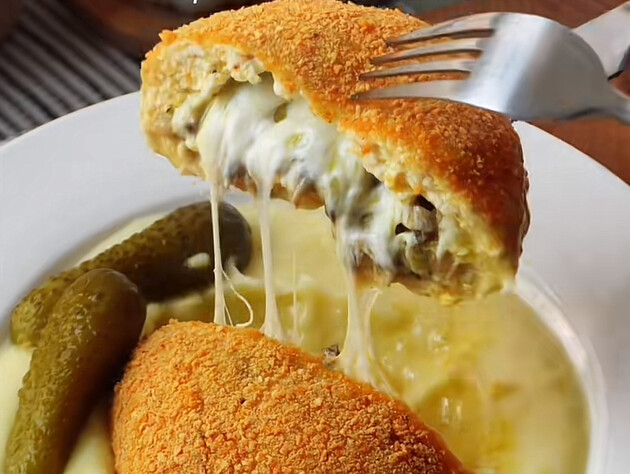 Як 500 г курятини перетворити на ситну вечерю. Рецепт курячих бомбочок з грибами