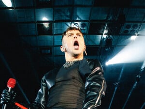 Пивоваров після гучних концертів вирішив розпочати нову сторінку і здивував шанувальників піснею. Відео