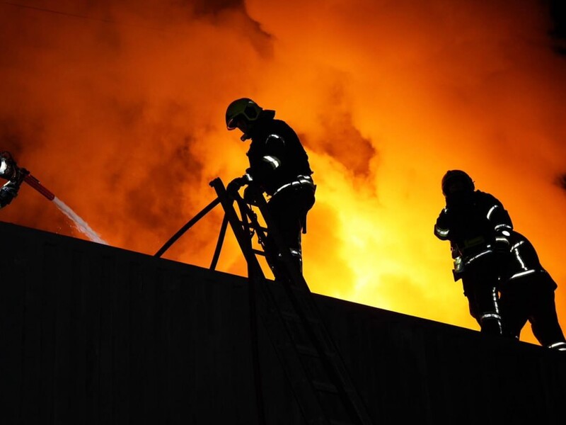 У Вишгороді через дронову атаку РФ горить багатоповерхівка. Одна людина загинула, є постраждалі