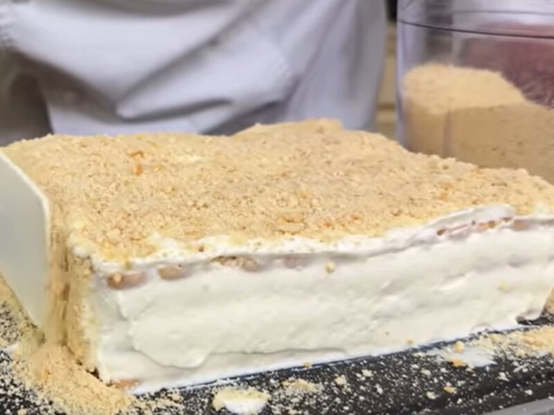 Этот божественный десерт готовится за 10 минут без света и духовки. Секрет – в нежном креме