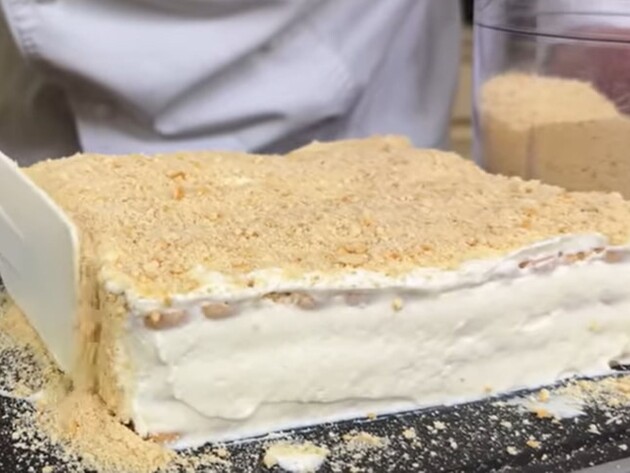 Этот божественный десерт готовится за 10 минут без света и духовки. Секрет – в нежном креме