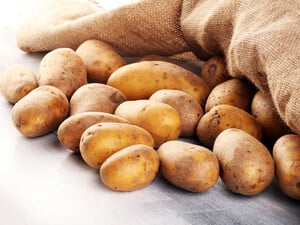 Положите этот овощ к картофелю - и запасы сохранятся до весны