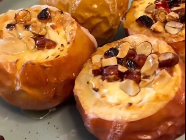 Лише три інгредієнти – і за 20 хвилин готовий ідеальний десерт. Як смачно запекти яблука в духовці