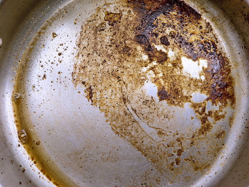 Без химии и мощных абразивов. Эти три метода помогут, если дно кастрюли пригорело