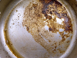 Без химии и мощных абразивов. Эти три метода помогут, если дно кастрюли пригорело