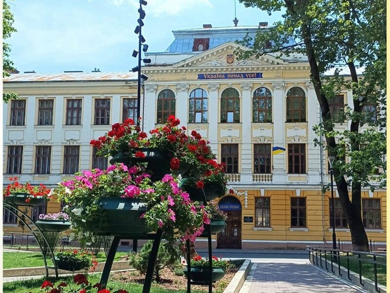 В Черновцах уволили учительницу, которая обозвала ученика "скотиной" за просьбу говорить по-украински