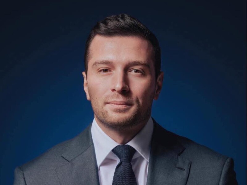 "Справжній французький млинець". У Франції лідера ультраправих засипали борошном, а потім кинули в нього яйцем