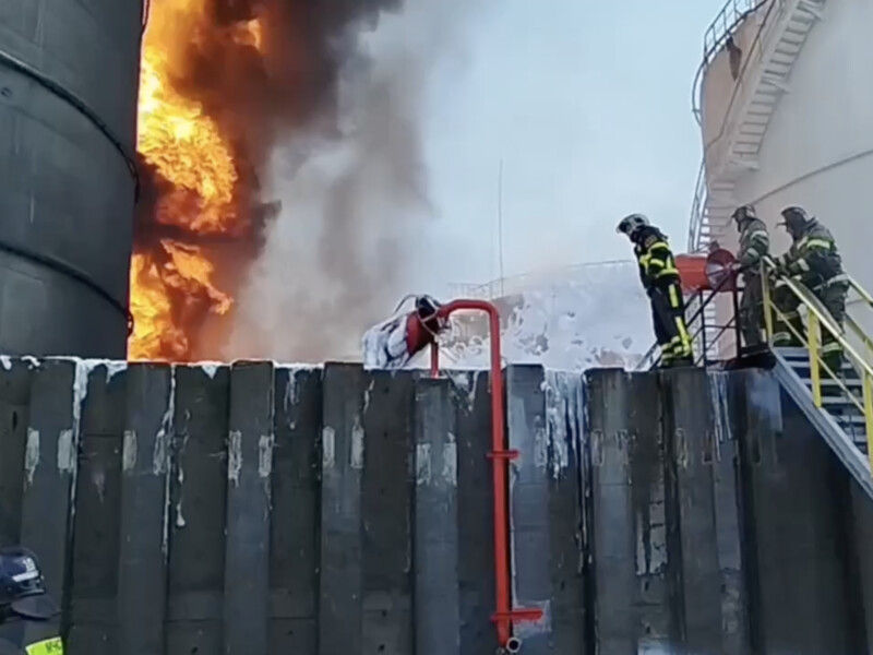 В Орловській області РФ після атаки дронів горять резервуари з нафтою. Відео