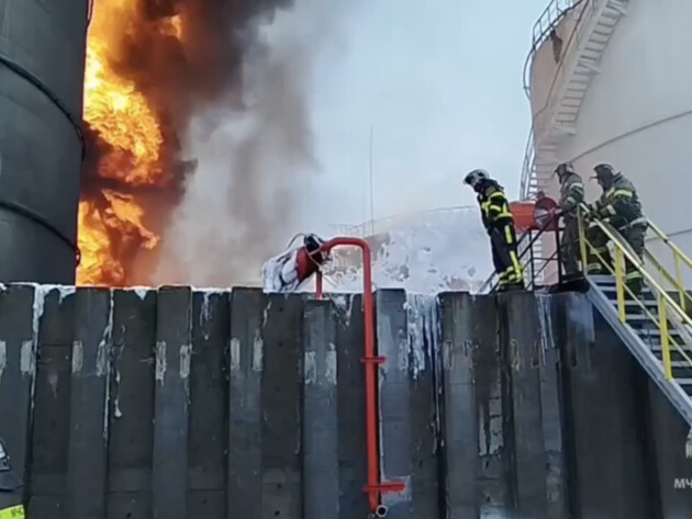 В Орловской области РФ после атаки дронов горят резервуары с нефтью. Видео