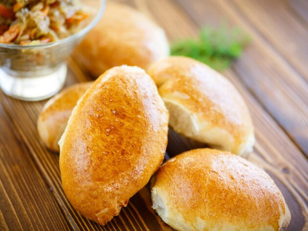 Пиріжки із квашеною капустою й картоплею. Рецепт на 30 штук