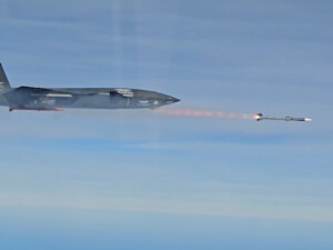 Уперше в історії авіації. Bayraktar уразив ракетою 