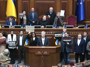 Опозиція знову заблокувала трибуну в Раді. Нардепи скандували: 