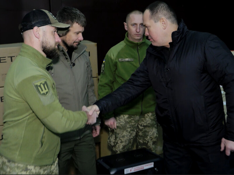 "Українська команда" передала 117-й бригаді ТрО зарядні станції і протидронові сіткомети – Палатний