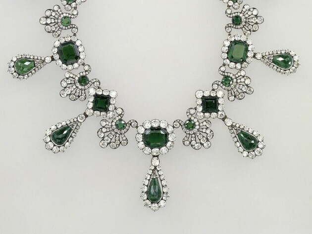 Росіяни поширюють фейк, що викрадені коштовності Лувру нібито знайшли в будинку Міндіча