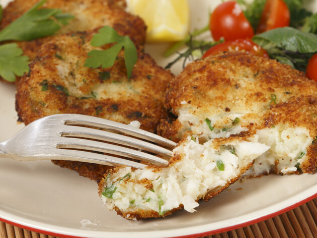 Добавьте немного хека в эту массу – и получите вкусные рыбные сырники. Рецепт