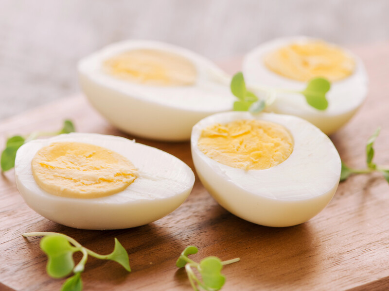 Никогда не заливайте яйца холодной водой, чтобы они остыли. Простой секрет для идеального результата