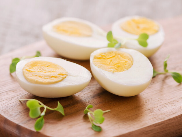 Никогда не заливайте яйца холодной водой, чтобы они остыли. Простой секрет для идеального результата