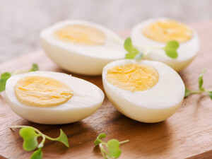 Никогда не заливайте яйца холодной водой, чтобы они остыли. Простой секрет для идеального результата