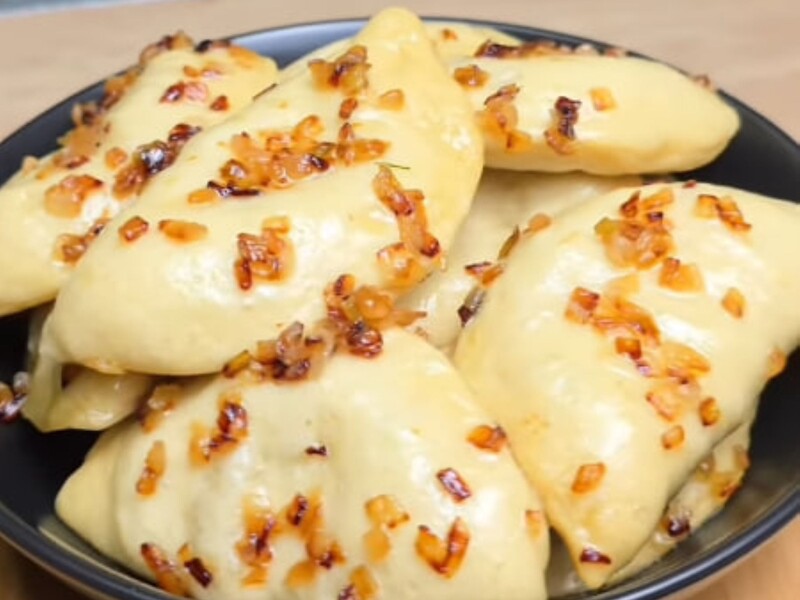 Приготуйте ці неймовірно пухкі й смачні вареники на парі. Рецепт тіста й начинки зі шкварками