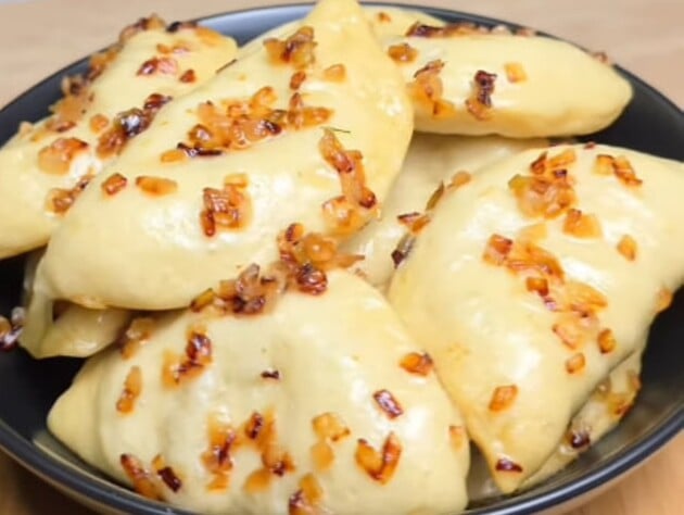 Приготовьте эти невероятно пышные и вкусные вареники на пару. Рецепт теста и начинки со шкварками