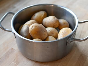 Заверните в это картофель – и он будет готов через пять минут. Как быстро приготовить овощи для салата