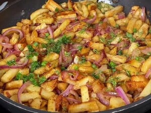 Если хотите, чтобы жареный картофель получился хрустящим и вкусным, – обязательно добавьте это