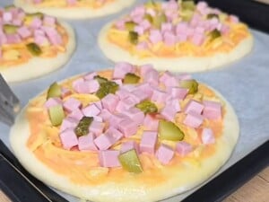 Мини-пицца по этому рецепту готовится невероятно быстро, а получается очень вкусная. Рецепт теста