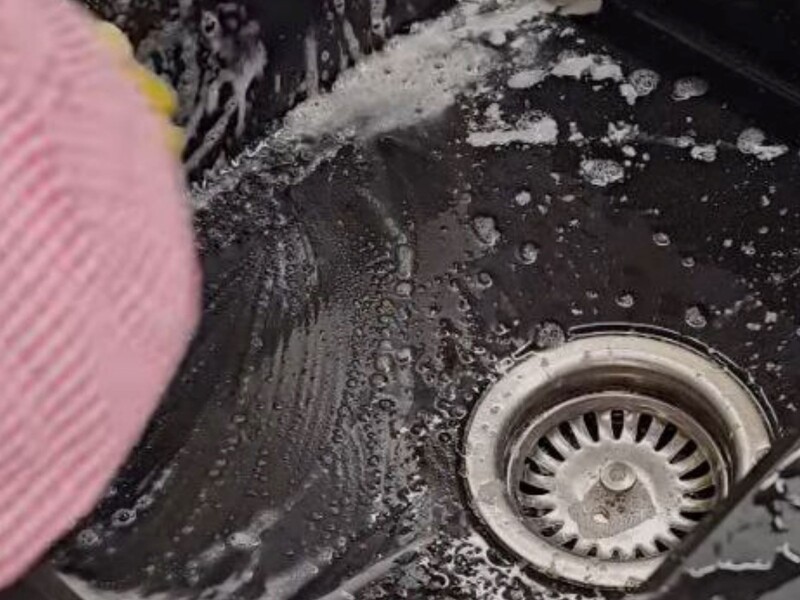 Этот простой способ чистки спасет черную раковину и сделает ее идеальной. Действенный лайфхак