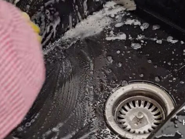 Цей простий спосіб чищення врятує чорну раковину і зробить її ідеальною. Дієвий лайфхак