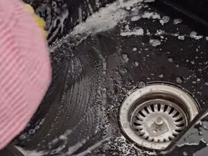 Этот простой способ чистки спасет черную раковину и сделает ее идеальной. Действенный лайфхак