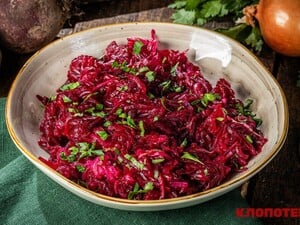 По такому рецепту простой салат из свеклы станет очень вкусным. Что нужно сделать с луком?