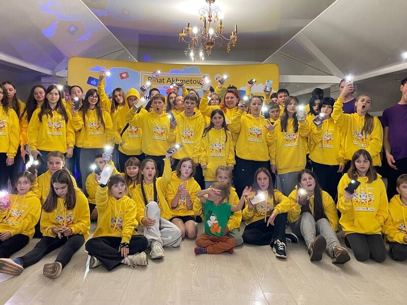 Фонд Рината Ахметова открыл регистрацию на зимнюю смену "Блогер Кемпа"