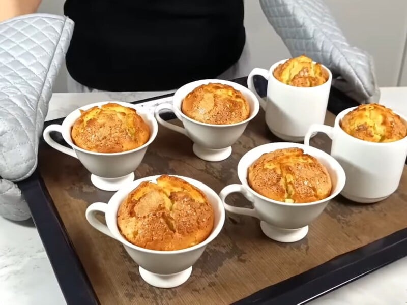 Лише три хвилини – і неймовірно пишні й ніжні кекси готові. Простий рецепт десерту без духовки