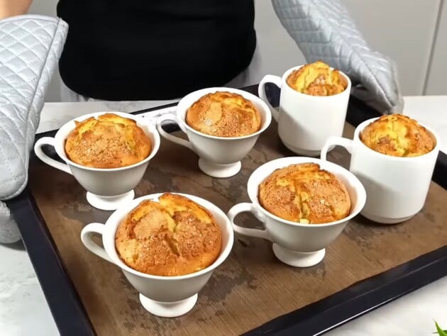 Всего три минуты – и невероятно пышные и нежные кексы готовы. Простой рецепт десерта без духовки