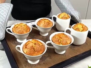 Всего три минуты – и невероятно пышные и нежные кексы готовы. Простой рецепт десерта без духовки