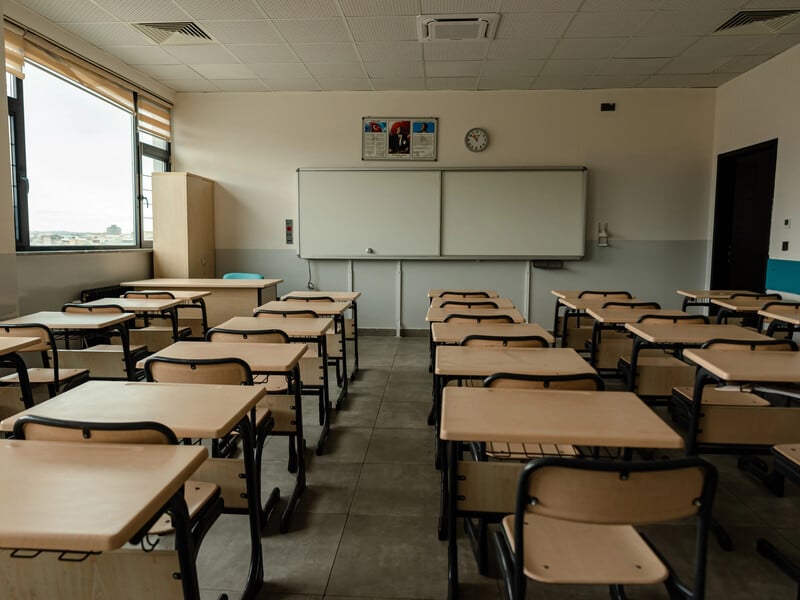 У Польщі вчитель обізвав українських дітей "покидьками", а учні знущалися й жорстоко побили – юрист