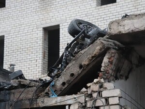 Вибух у Харкові розбив гаражний кооператив, є загиблий і поранені. Фото