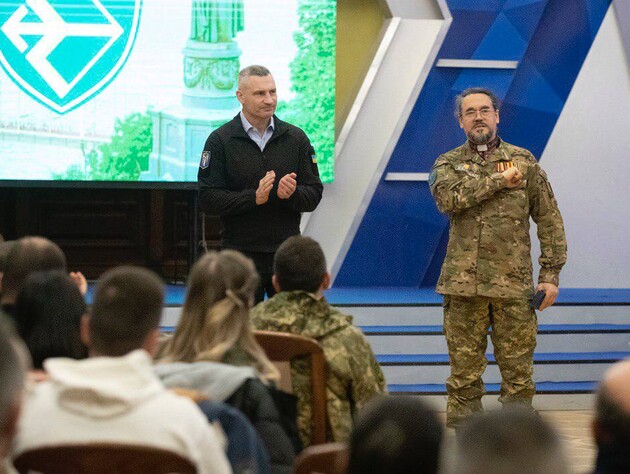 Кличко наградил защитников Украины ко Дню ВСУ