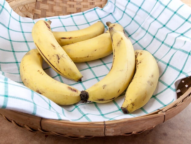 Обмотайте этим хвостики бананов – и фрукты не почернеют. Рабочий лайфхак