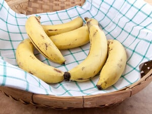 Обмотайте этим хвостики бананов – и фрукты не почернеют. Рабочий лайфхак