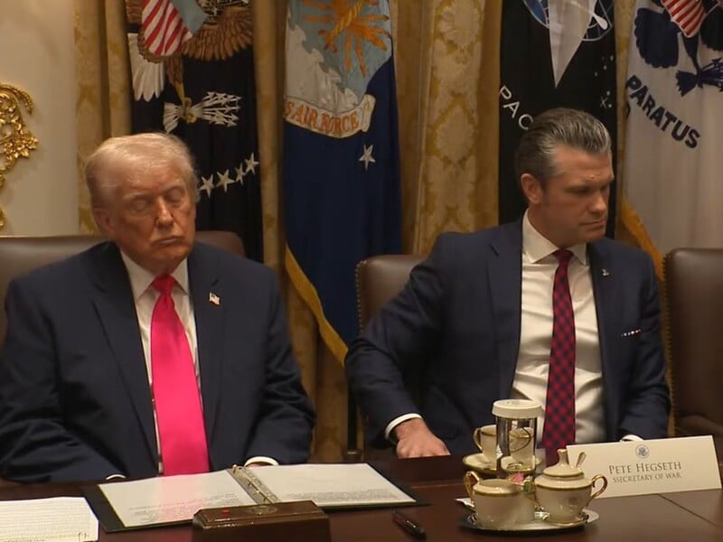 "Персонал його ненавидить". Соцмережі вибухнули через табличку з помилкою в посаді Гегсета