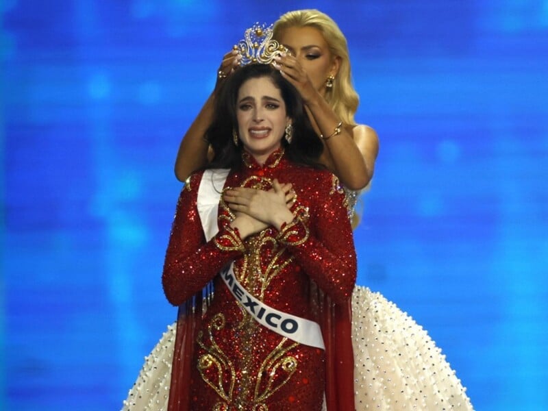 Организаторы "Мисс Вселенная" подали заявление в полицию. В чем обвиняют победительницу Фатиму Бош? 